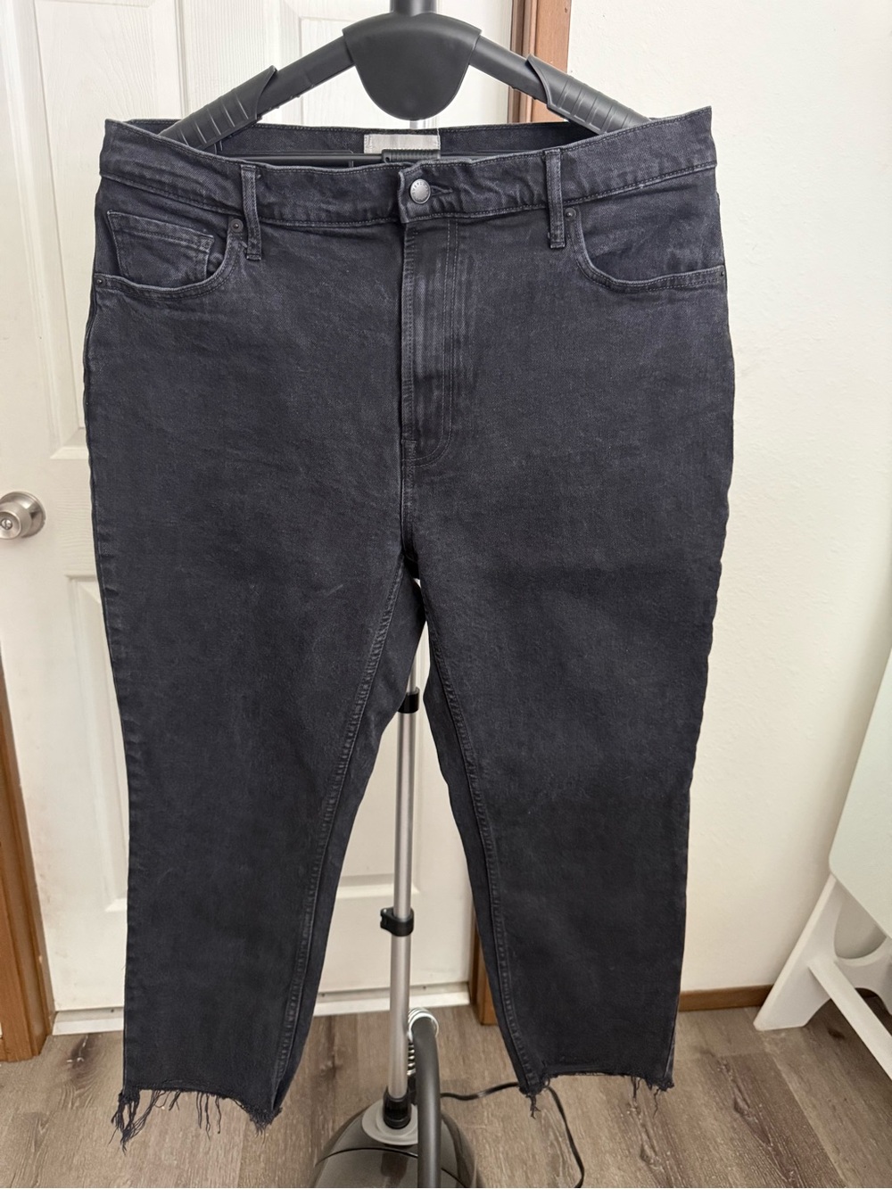 Everlane The Original Cheeky Jean 33 Crop Coal Black Organic Cotton Raw Hem